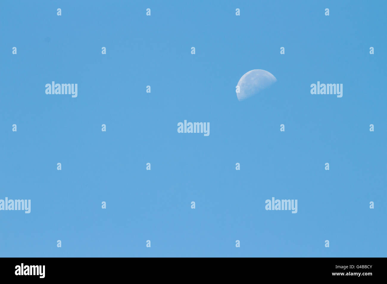 Mond Blau Himmel Tageszeit. Stockfoto