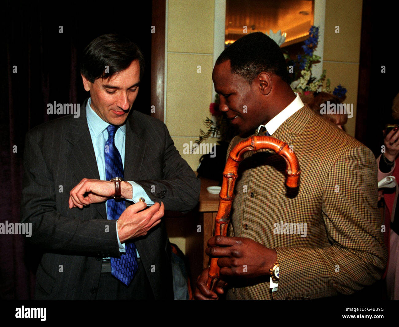 PA NEWS FOTO 28 4/98 DER MP JOHN REDWOOD UND DER BOXER CHRIS EUBANK BEI DEN "KRAWATTEN DES JAHRES AWARDS" IM HYATT CARLTON HOTEL, LONDON. PA NEWS FOTO 28 4/98 DER MP JOHN REDWOOD UND DER BOXER CHRIS EUBANK BEI DEN "KRAWATTEN DES JAHRES AWARDS" IM HYATT CARLTON HOTEL, LONDON Stockfoto