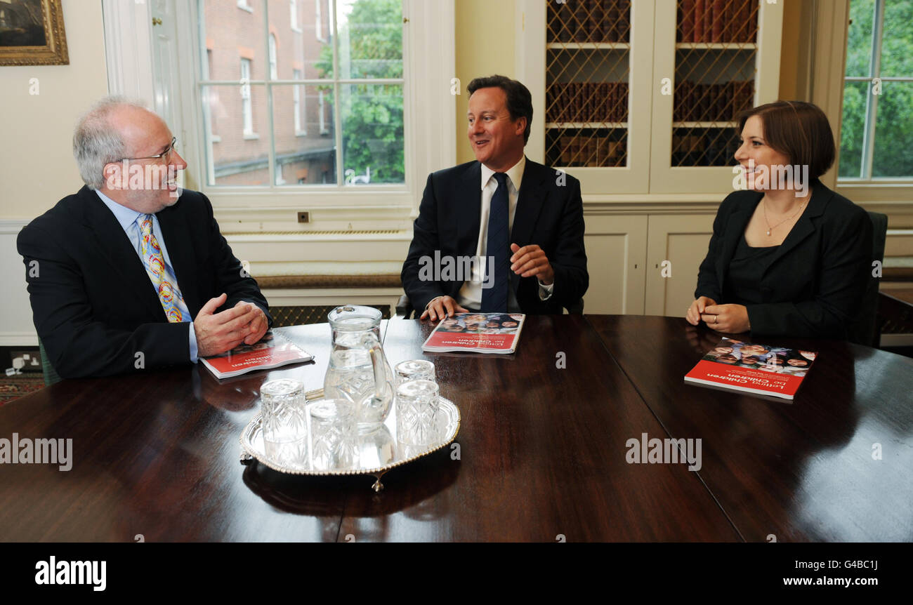 Premierminister David Cameron trifft sich in der Downing Street 10 in London mit der Kinderministerin Sarah Teather und der Hauptgeschäftsführerin der Mothers' Union, Reg Bailey. Eine Website, auf der sich Eltern darüber beschweren können, was Wahlkämpfer die „Pornifizierung“ von Kindern nennen, sollte innerhalb von Monaten auf den Platz gebracht werden, sagte Cameron. Stockfoto