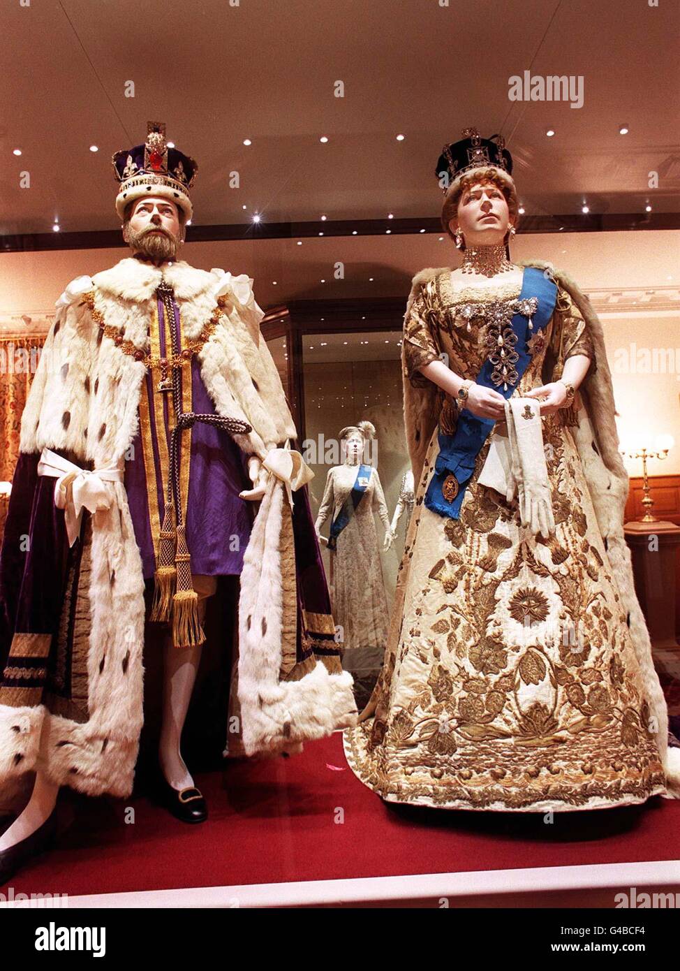 Wachsmodelle von König George V und Königin Mary tragen originale formelle Hofkostüme, die Teil einer neuen Ausstellung von Royal Ceremonial Dress sind, die am 1. Mai im Kensington Palace eröffnet wird, um den hundertsten Jahrestag der Öffnung der Türen durch Königin Victoria für die Öffentlichkeit zu feiern. Foto von John Stillwell/PA Stockfoto