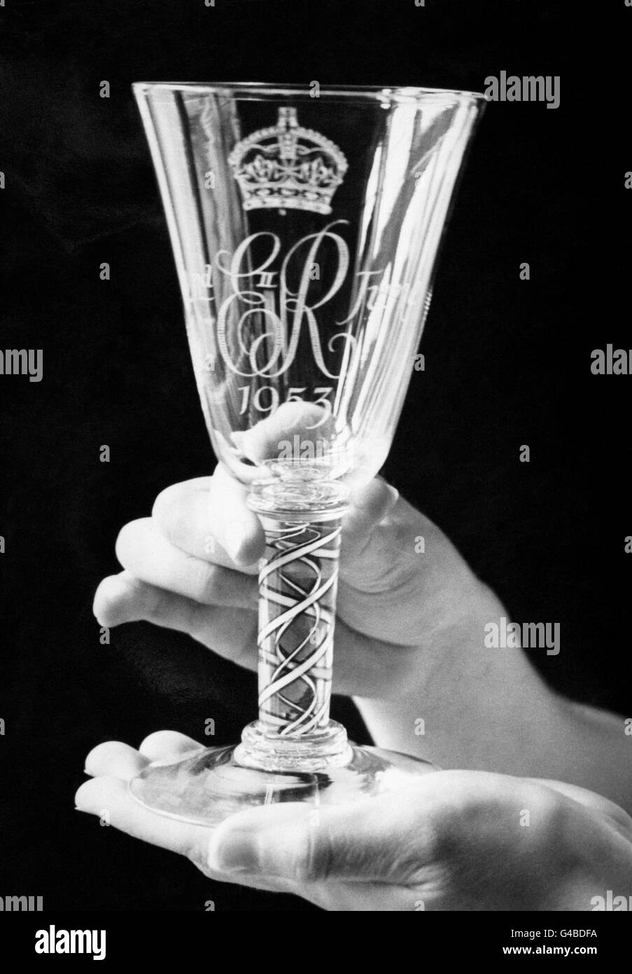 Ein Weißfrier-Pokal, eines von mehreren Souvenirs für die Krönung von Königin Elizabeth II. Stockfoto
