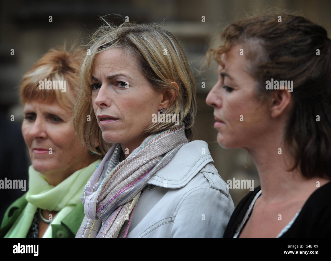 Kate McCann (Mitte), Mutter von Madeleine McCann, die 2007 in Portugal vermisst wurde, kommt zu einer parlamentarischen Untersuchung von Vermissten zusammen mit Nicki Durban (rechts), Mutter des Vermissten Luke Durbin und Sarah Godwin (links), Mutter des Vermissten Quentin Godwin, im Londoner Unterhaus. Stockfoto