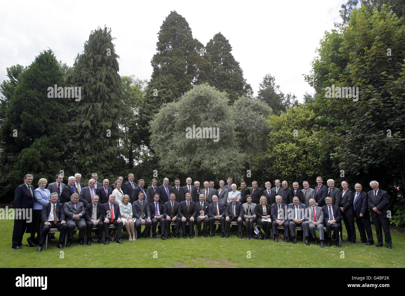 Taoiseach Enda Kenny (vorne in der Mitte), bevor er für ein Foto mit dem 42. Plenum der British Irish Parliamentary Assembly im Rochestown Park Hotel in der Grafschaft Cork posierte. Stockfoto