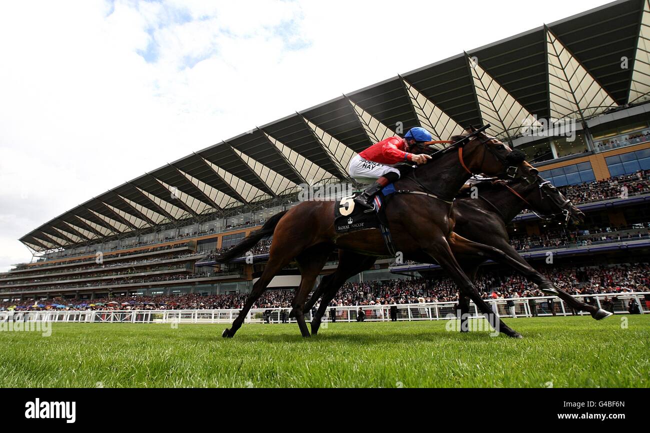 Banimpire von Kevin Manning (rechts) Rennen mit Field of Miracles von Ricahrd Hughes auf dem Weg zum Gewinn der Ribblesdale Stakes am dritten Tag des Royal Ascot Meeting 2011. Stockfoto