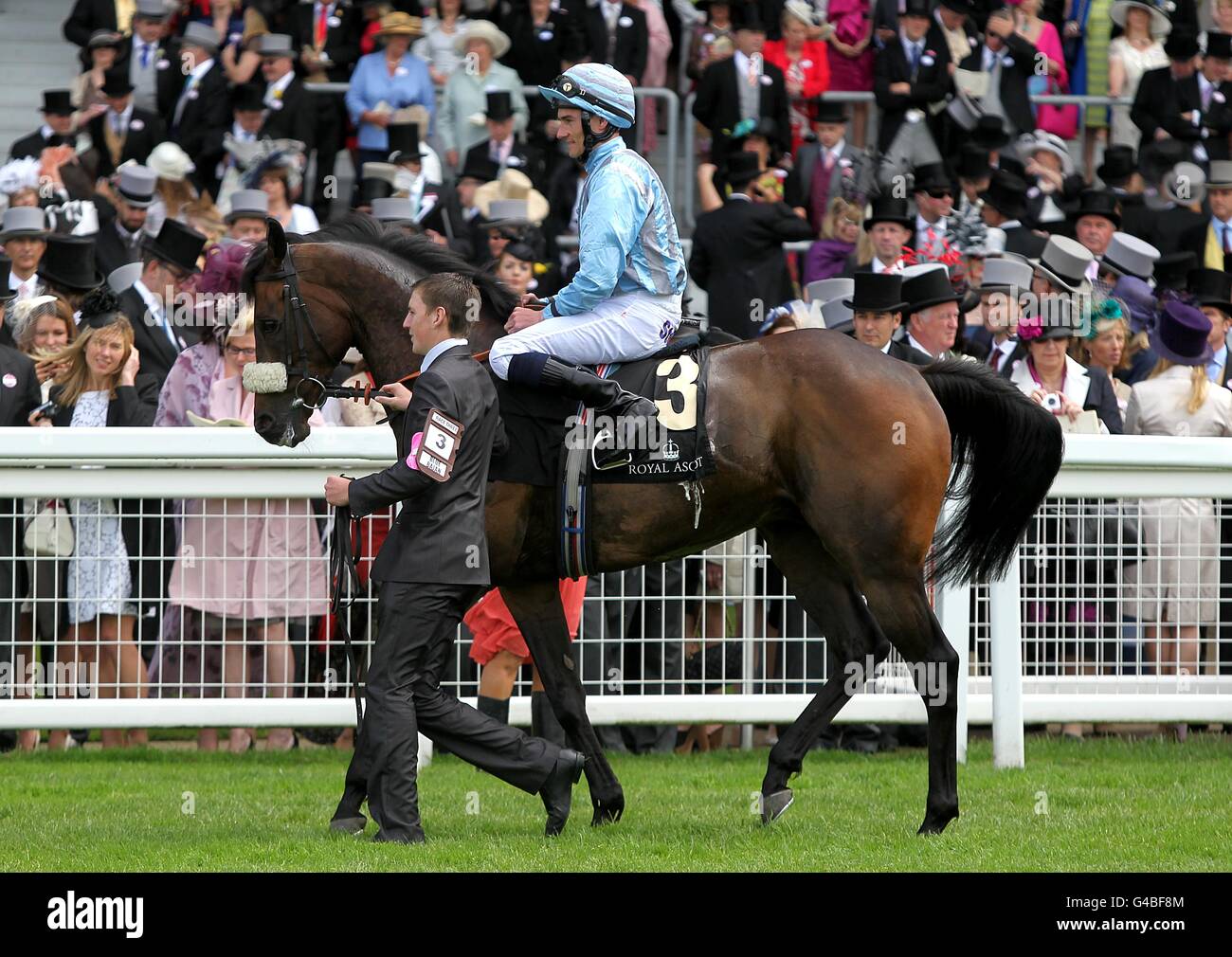 Blue Bajan, geritten von Jockey Daniel Tudhope, der vor dem Gold Cup am dritten Tag des Royal Ascot Meeting 2011 posten wird. Stockfoto