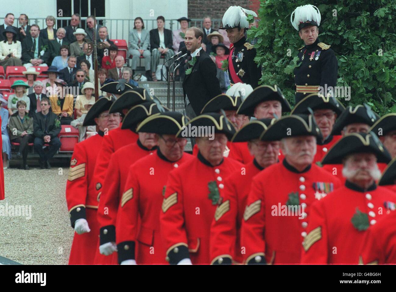 Prinz Edward (hinten in der Mitte, ohne Kopf), der jüngste Sohn der britischen Königin Elizabeth II, berichtet heute (Donnerstag) über die Gründerparade im Royal Chelsea Hospital. PA-Fotos Stockfoto