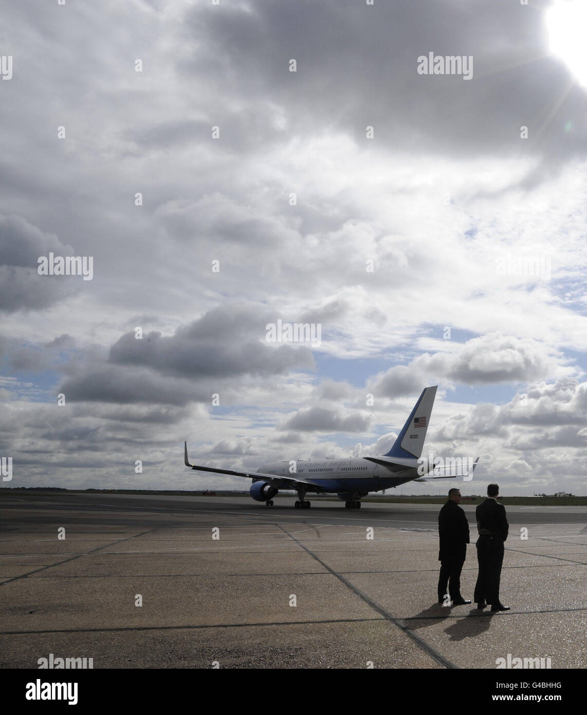 US-Geheimdienstoffiziere stehen am Ende seines Staatsbesuchs in Großbritannien als Air Force One-Taxis auf der Startbahn am Flughafen Stansted im Dienst. Stockfoto