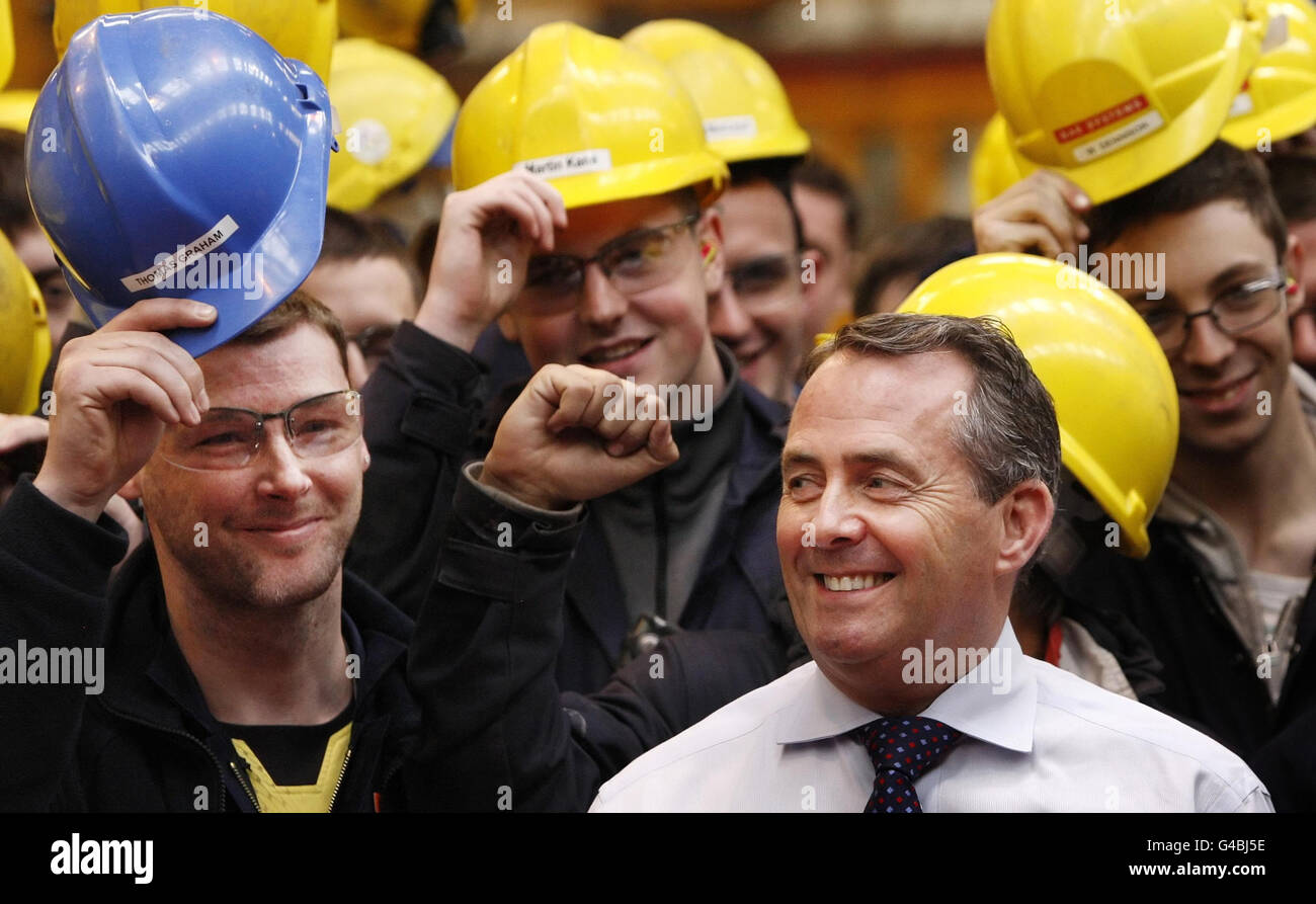 Verteidigungsminister Liam Fox bei einem Besuch der BAE Systems Werft in Govan, Schottland. Stockfoto