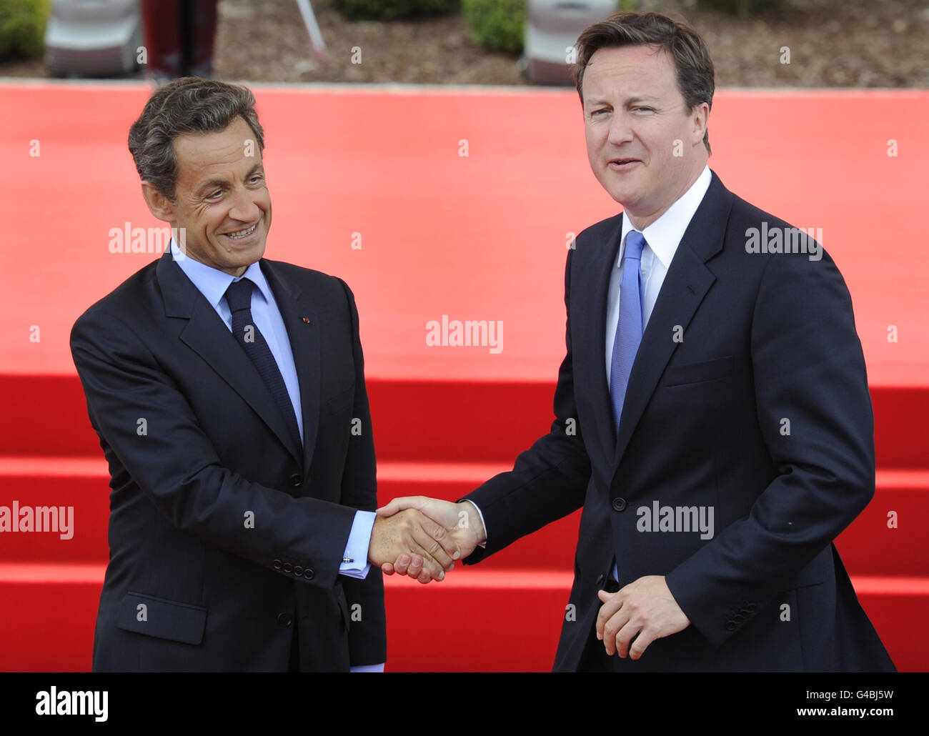 Premierminister David Cameron wird vom französischen Präsidenten Nicolas Sarkozy beim G8-Gipfel in Deauville, Frankreich, begrüßt. Stockfoto