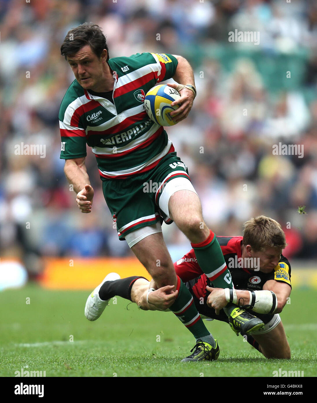 Rugby Union - Aviva Premiership - Finale - Leicester Tigers gegen Saracens - Twickenham. Matt Smith von Leicester wird von Saracens David Strettle während des Aviva Premiership Finals im Twickenham Stadium, London, angegangen. Stockfoto