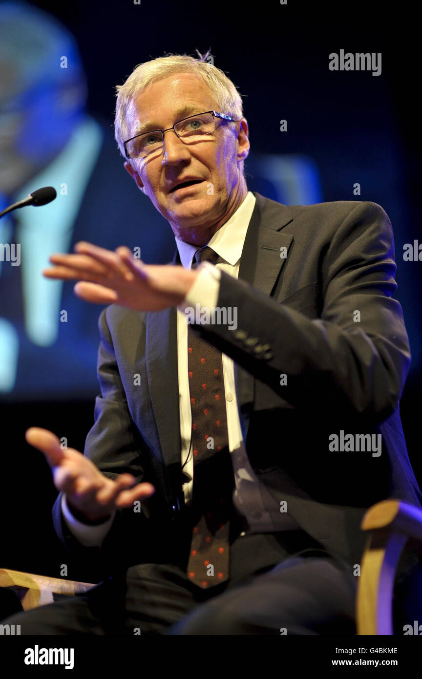 Paul O'Grady auf der Bühne beim Hay Festival in Hay-on-Wye, Powys. Stockfoto