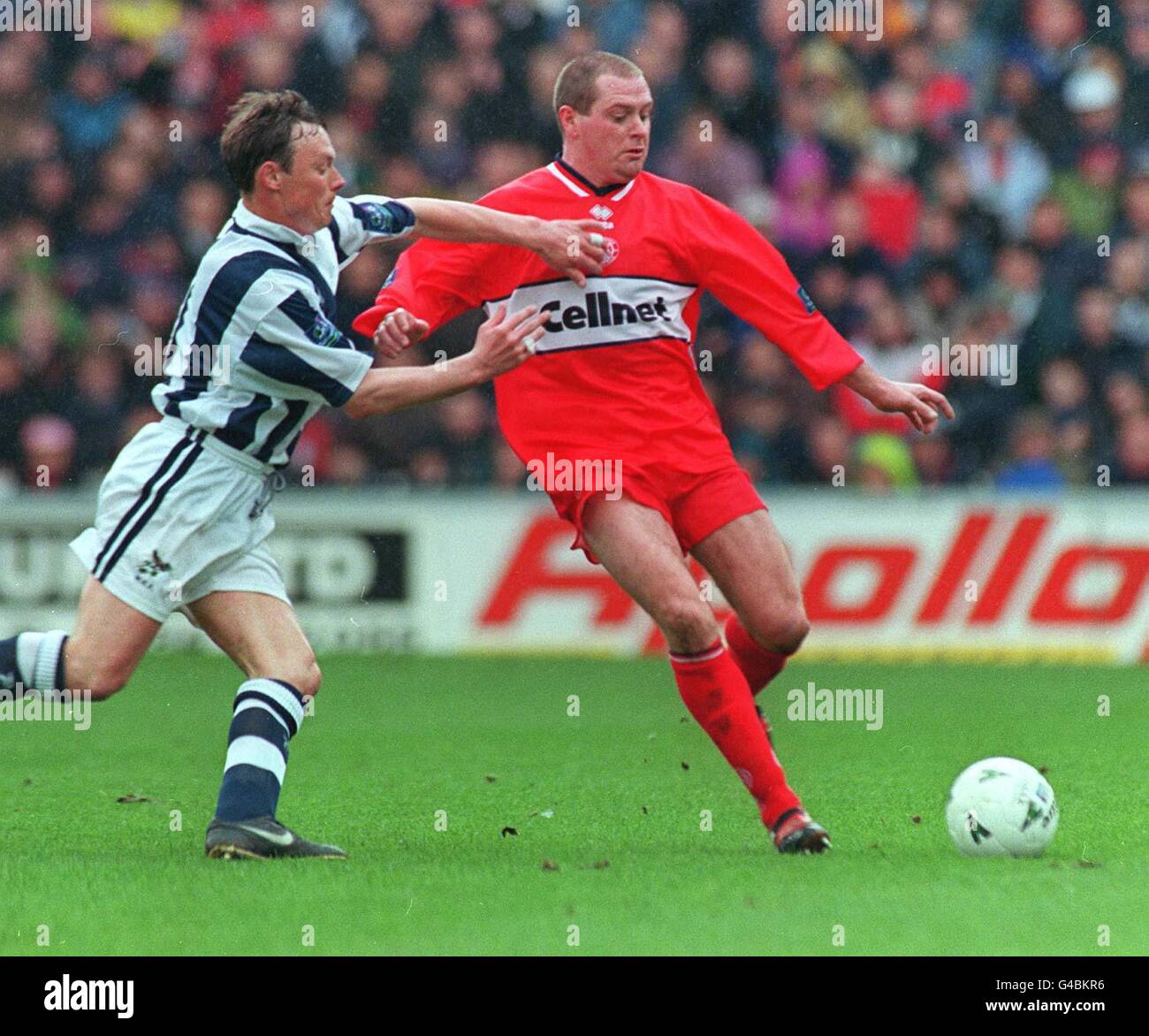 Middlesbroughs Paul Gascoigne greift West Bromwich Albions Sean Flynn während des heutigen Nationwide First Division Spiels bei den Hawthorns an. FOTO DAVID JONES/PA Stockfoto