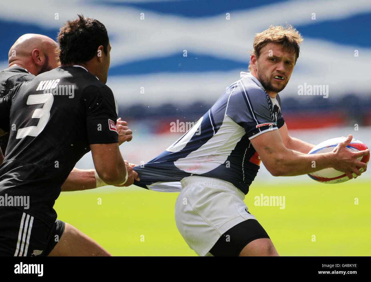 Rugby Union - Emirates Airline Edinburgh Sevens - Tag 1 - Murrayfield Stadium. Neuseelands Solomon King zieht Russlands Sergej Sugrobow zurück (r) Stockfoto