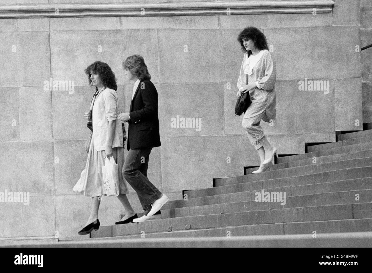 David und Elizabeth Emanuel [ganz rechts] die Designer von Lady Dianas Hochzeitskleid verlassen die St. Paul's Cathedral, nachdem sie an einer Probe für die Hochzeit von Prinz Charles und Lady Diana teilgenommen haben. Stockfoto