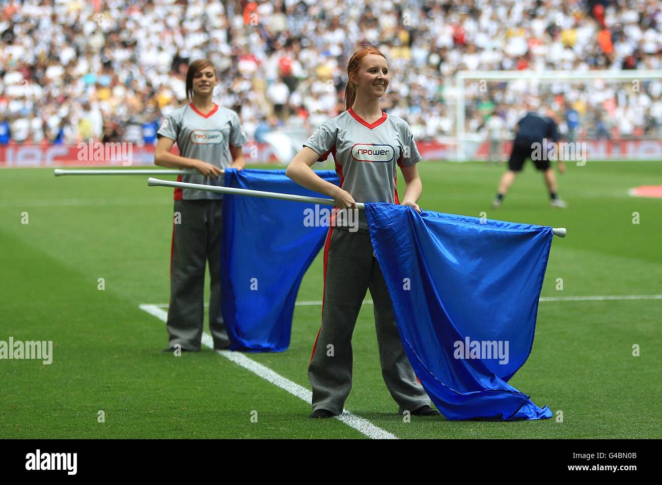 Fußball - npower Football League Championship - Play Off - Finale - Reading gegen Swansea City - Wembley Stadium. Npower-Maskottchen halten vor dem Match Flaggen der beiden Seiten Stockfoto