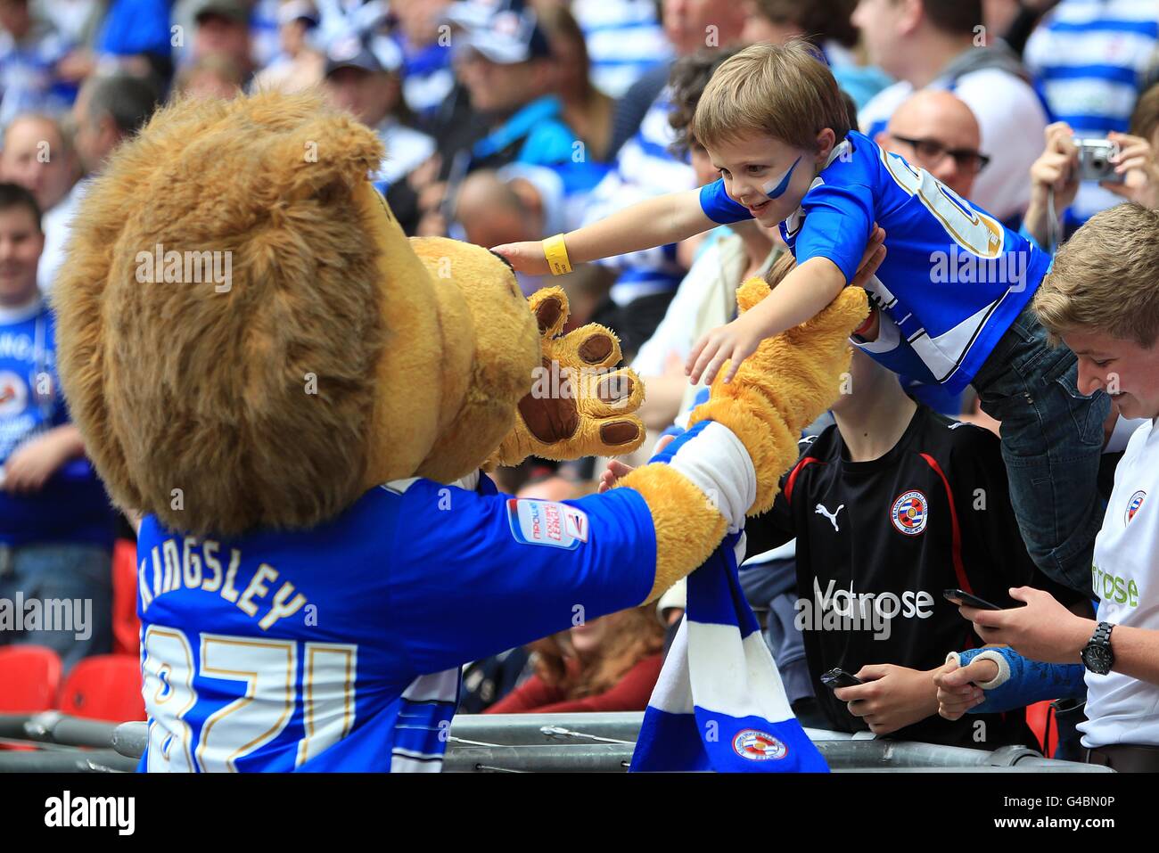 Fußball - npower Football League Championship - Play Off - Finale - Reading gegen Swansea City - Wembley Stadium. Das lesenden Maskottchen Kingsly Royal trifft auf den Tribünen junge Fans Stockfoto