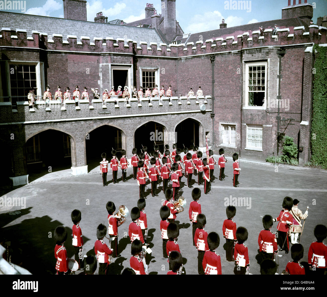 Garter King of Arms Sir George Bellew liest die erste und wichtigste Proklamation des Beitritts von Königin Elizabeth II. Vom Balkon aus, der den Blick auf den Friary Court, St. James's Palace, überblickt. Stockfoto