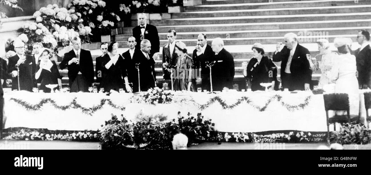 Commonwealth-Premierminister mit Königin Elizabeth II. Bei einem besonderen Krönungsessen in der Westminster Hall. Von links nach rechts; Louis St. Laurent, der kanadische Premierminister; Pattie Menzies, Ehefrau des australischen Premierministers; der Herzog von Edinburgh; Lady Churchill; Harold holt, Vorsitzender des Generalrats; Queen Elizabeth II; Sir Winston Churchill; Jeanne St. Laurent, Ehefrau des kanadischen Premierministers; Robert Menzies, australischer Premierminister; Violet Attlee, Ehefrau des britischen Oppositionsführers, und Sidney Holland, Premierminister von Neuseeland. Stockfoto