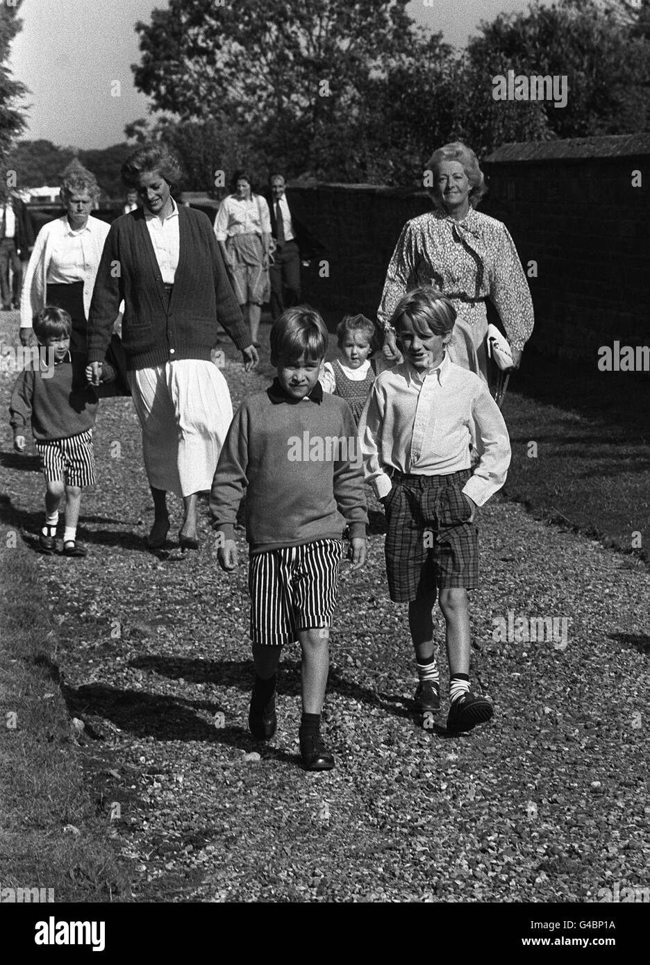 PRINZESSIN DIANA ZU FUß MIT SÖHNEN Stockfoto