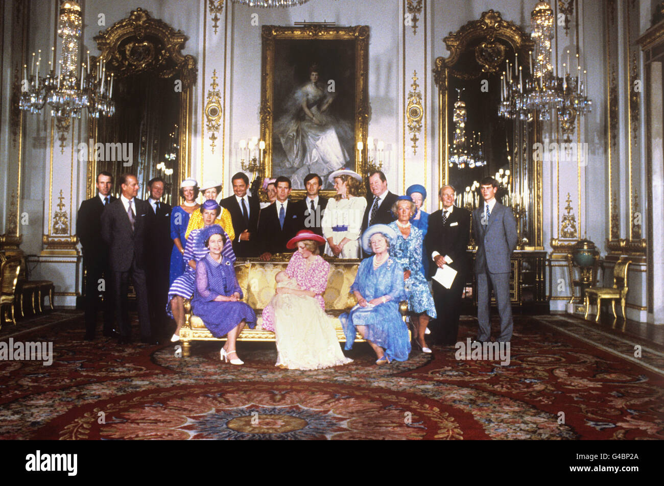 Die Prinzessin von Wales sitzt vorne mit dem kleinen Sohn Prinz William. Queen Elizabeth II und die Queen Mother posieren mit anderen Mitgliedern der königlichen Familie im Buckingham Palace Stockfoto