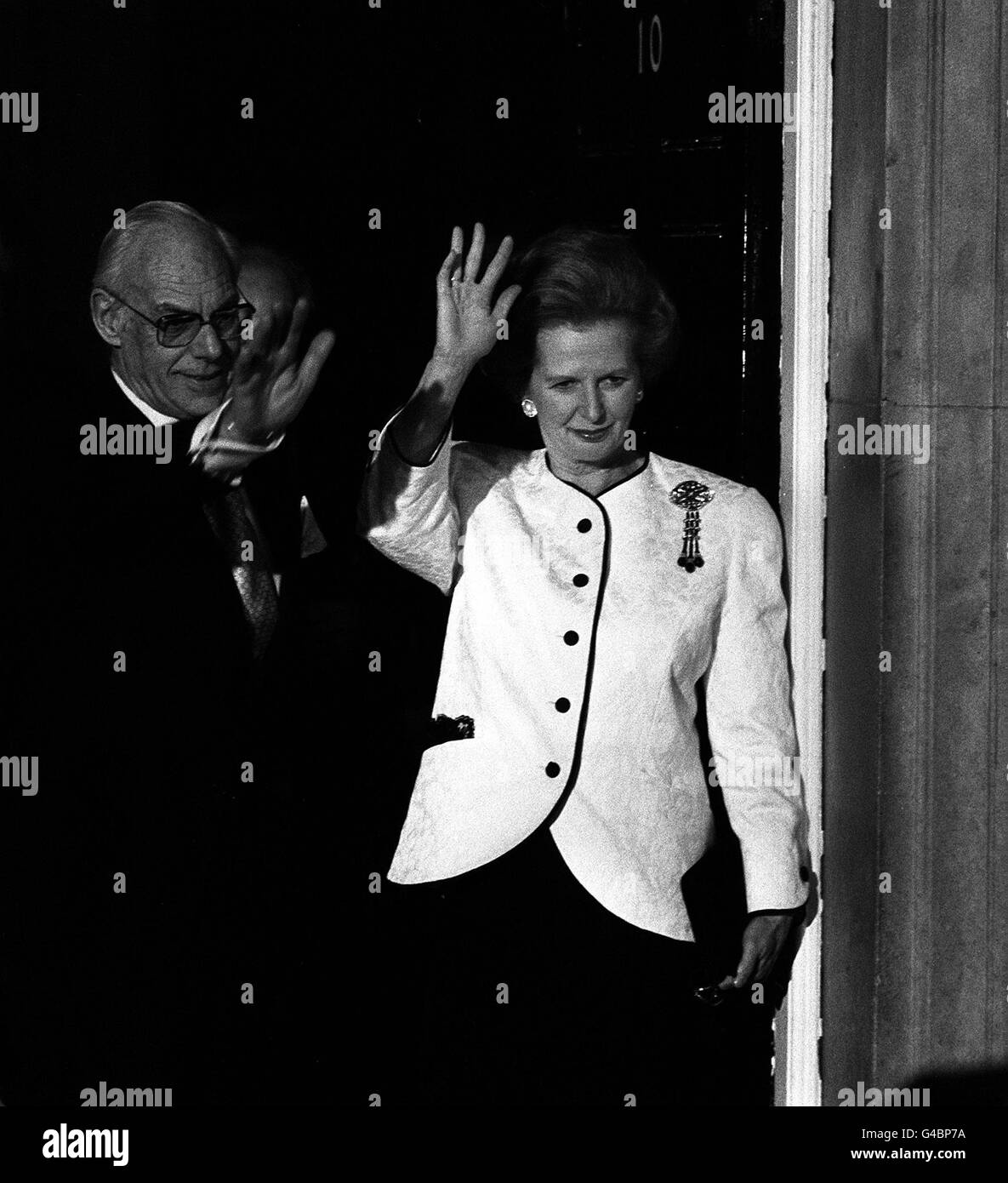MARGARET THATCHER UND EHEMANN DENNIS WINKEN NACH EINEM BANKETT IN DER DOWNING STREET 10, LONDON, DEM SOWJETISCHEN FÜHRER MICHAIL GORBATSCHOW UND SEINER FRAU RAISA FAIRWELL ZU Stockfoto