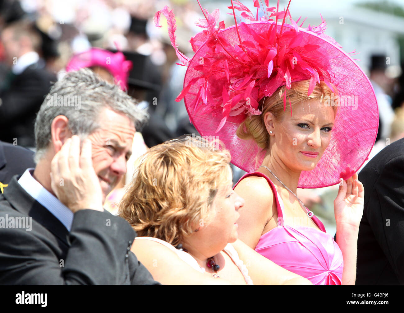 Pferderennen - Investec Derby Festival - Investec Derby Day - Epsom Downs Racecourse. Elegant gekleidete Rennfahrer genießen die Rennen des Tages Stockfoto