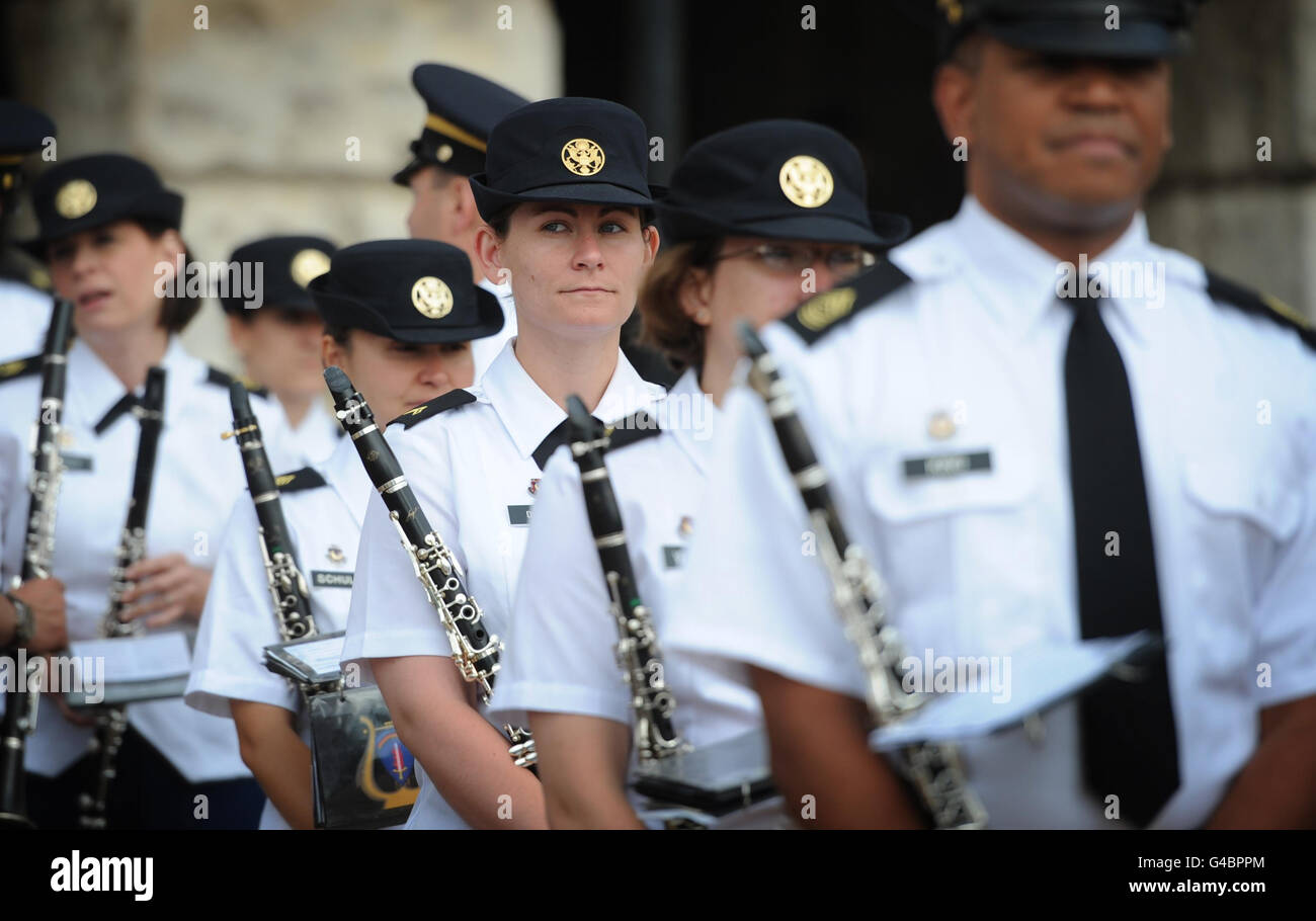 Die United States Army Band Europe tritt den Guards Massed Bands und dem Corps of Drums der Household Division bei, um am 8. Und 9. Juni bei der Horseguards Parade in London zu Proben, ob sie das Retreat geschlagen haben. Stockfoto