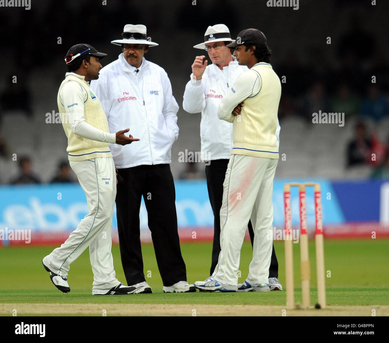 Die Bahnschiedsrichter beenden das Spiel wegen schlechten Lichts während des zweiten npower Test Spiels im Lord's Cricket Ground, London. Stockfoto