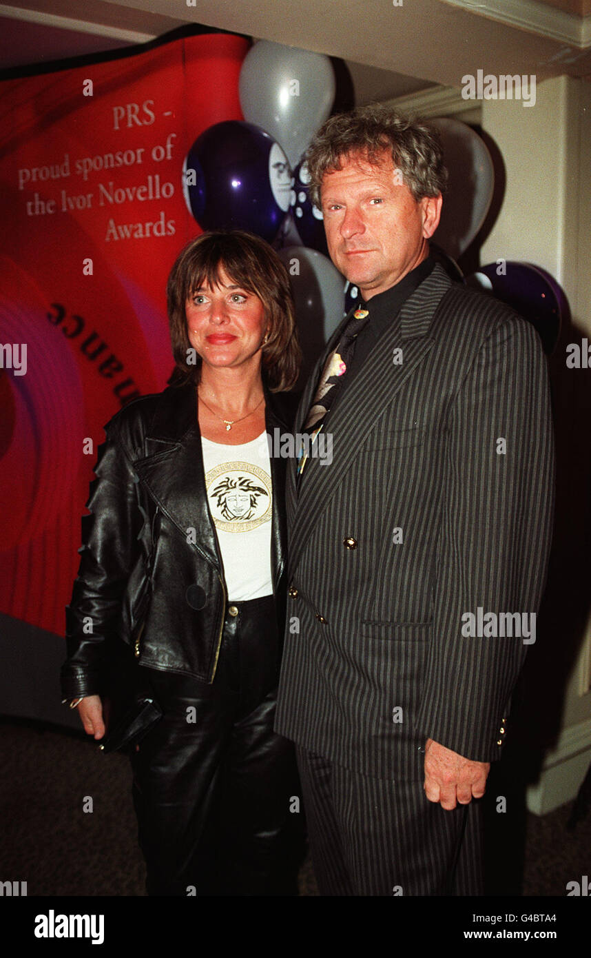 PA NEWS FOTO 29/5/97 ROCKSTAR SUZI QUATRO BESUCHT DIE IVOR NOVELLO MUSIC AWARDS IN LONDON MIT EINEM FREUND Stockfoto