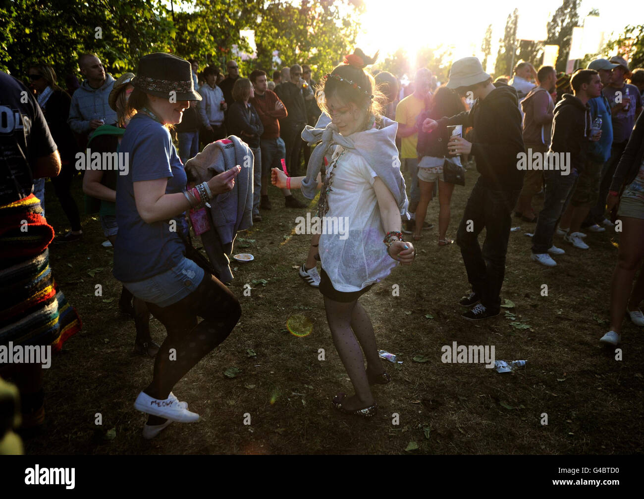 Festivalbesucher genießen die Atmosphäre vor dem Isle of Wight Festival, das morgen beginnt. Stockfoto