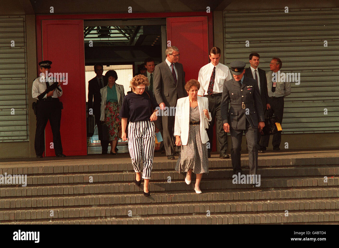 PA-NEWS FOTO-27.08.91 PREMIERMINISTER JOHN MAJOR MIT SEINER FRAU NORMA, SOHN JAMES UND TOCHTER ELIZABETH AM FLUGHAFEN HEATHROW, LONDON VOR SEINER ABREISE NACH WASHINGTON Stockfoto