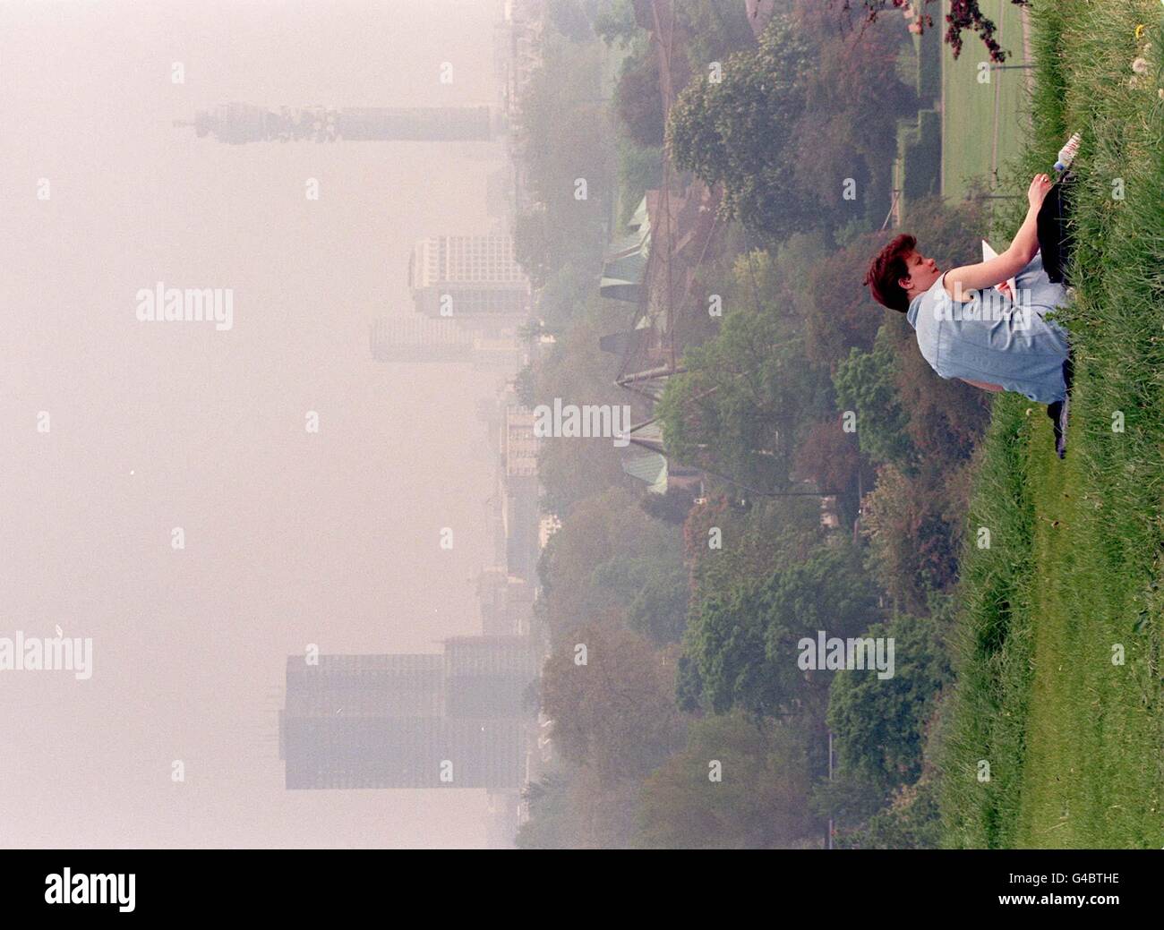 Der Blick auf die Hauptstadt von Primrose Hill, Hampstead, Nord-London, mit den meisten Gebäuden kaum sichtbar durch den Sommersmog. Umweltminister Michael Meacher hat alle aufgefordert, ihren Beitrag zur Eindämmung der Schadstoffwerte zu leisten, die mit laufenden Nasen und strömenden Augen Heuschnupfen verursachen können. Stockfoto