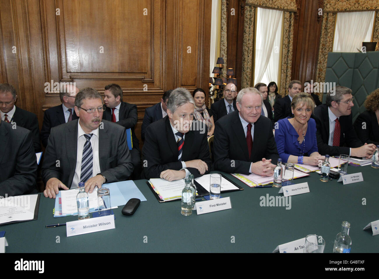 Nordirland Vize-Premierminister Martin McGuiness (Mitte rechts) und Nordirland-erster Minister Peter Robinson (Mitte links) treffen sich mit anderen Ministern aus dem Nord- und dem Südirischen Kabinett während der Nord-Süd-Ministerratssitzung im Farmleigh House in Dublin. Stockfoto