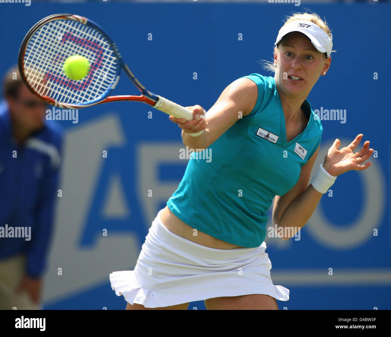 Die US-Amerikanerin Alision Riske setzt sich während des fünften Tages des AEGON Classic im Edgbaston Priory Club, Birmingham, gegen die slowakische Daniela Hantuchova durch. Stockfoto