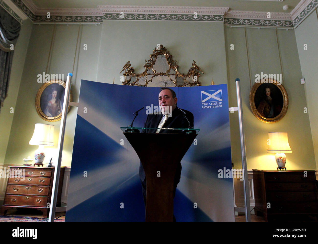 Erster Minister Alex Salmond im Drawing Room des Bute House in Edinburgh, wo er das Papier "UK Continental Shelf Tax Regime - Options for Reform" vorstellte, in dem die Maßnahmen beschrieben wurden, die Unternehmen helfen sollen, ihre geplanten Investitionen angesichts der jüngsten Änderungen der Öl- und Gasbesteuerung aufrechtzuerhalten. Stockfoto