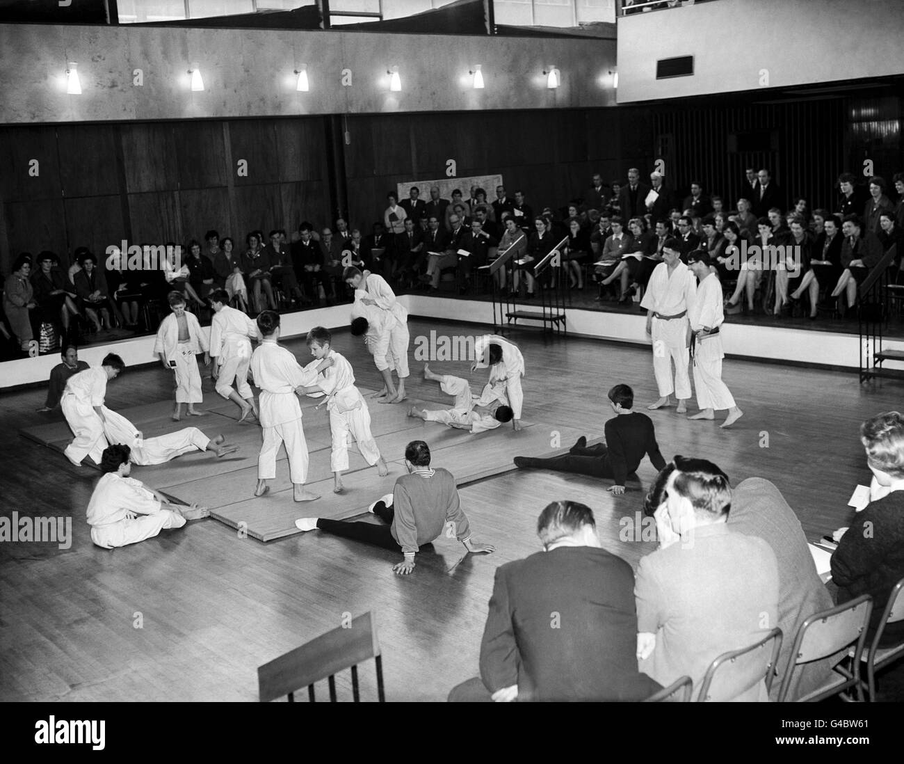 Central Council of Physical Recreation Conference - Holland Park School, London. Eine allgemeine Ansicht der Judo-Demonstration von elf Jahre alten Jungen der Croydon Judo Society Stockfoto