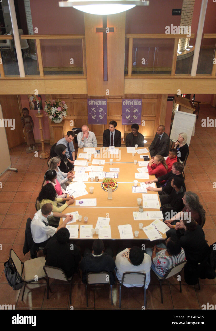 Der Arbeitsleiter Ed Miliband spricht mit den Bewohnern der St. Matthews Church, Brixton, South London. Miliband hat heute gezeigt, dass Menschen in der Arbeit bei der Zuweisung von wohnungen im rat im Rahmen von Änderungen, die von Labour in Betracht gezogen werden, Priorität erhalten könnte. Stockfoto