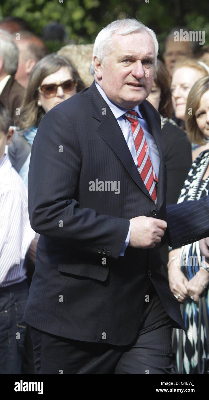 Der ehemalige Taoiseach Bertie Ahern kommt in der St. Mochta's Church in Porterstown, Dublin, zum Abzugsdienst des ehemaligen Finanzministers Brian Lenihan an. Stockfoto