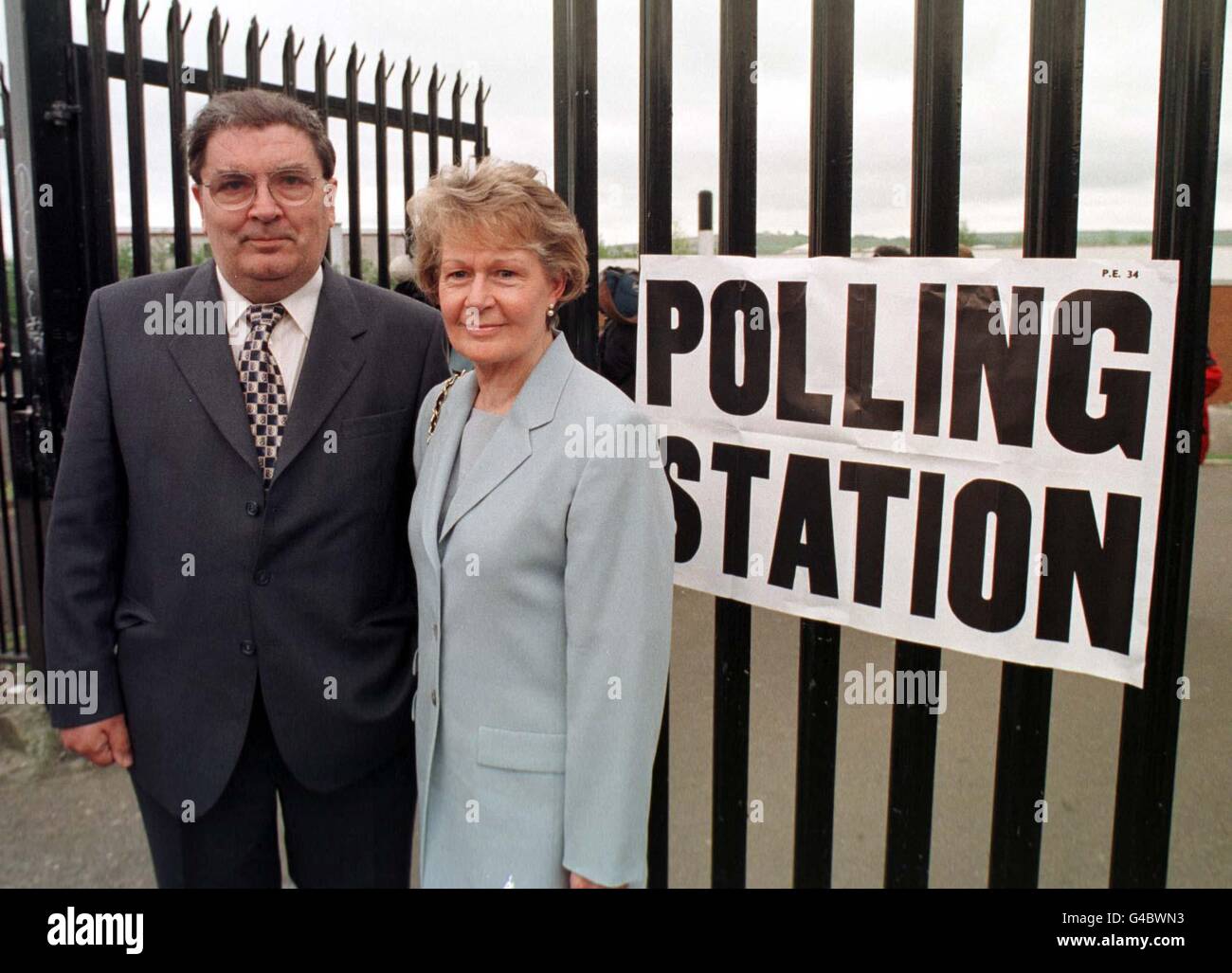 PA NEWS PHOTO 22/5/98 SDLP-Führer John Hume und seine Frau Pat stimmen beim Karfreitagsreferendum in Londonderry ab. Stockfoto