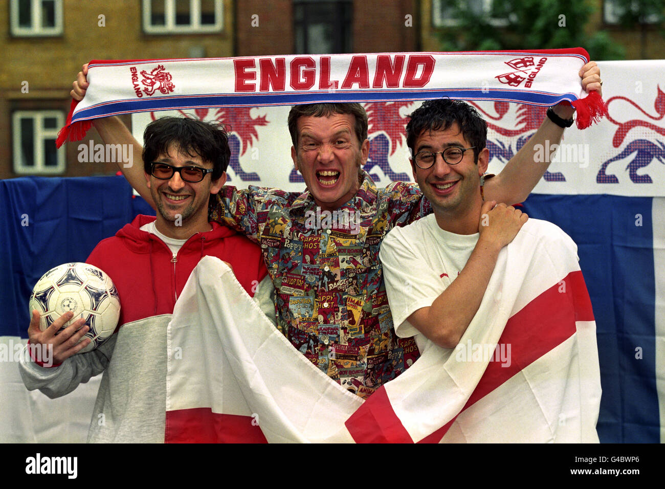 Ian Broudie von The Lightling Seeds (von links nach rechts), die Comedians Frank Skinner und David Baddiel bei einer Fotoserie, die ihre neue aufgezeichnete Version der Three Lions anlässlich der Weltmeisterschaft 1998 ankündigte. Stockfoto