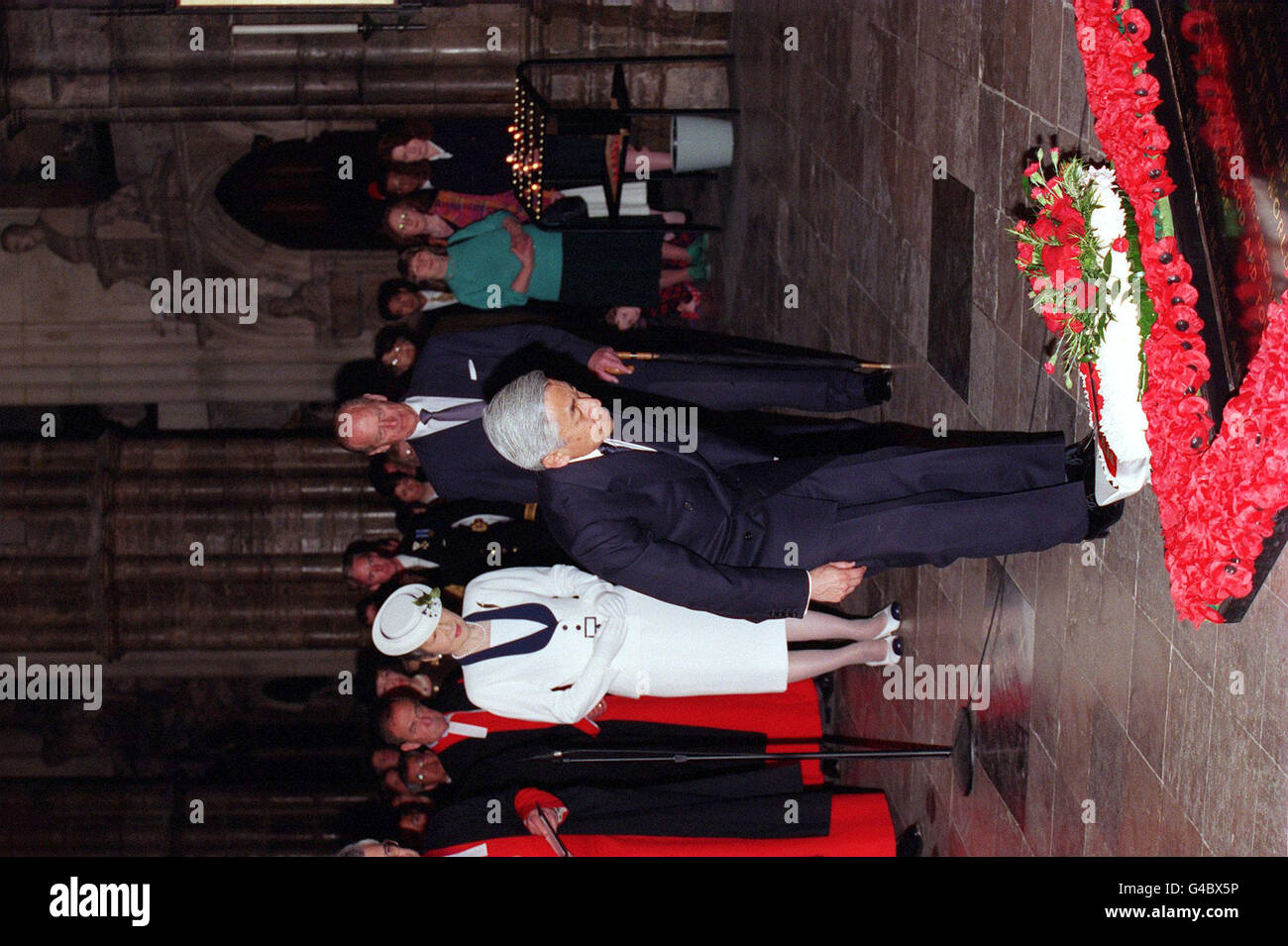 Der japanische Kaiser Akihito legt heute Nachmittag (Dienstag) einen Kranz auf das Grab des Unbekannten Kriegers in der Westminster Abbey. Hinter dem Kaiser stehen seine Frau Kaiserin Michiko und der Herzog von Edinburgh. Siehe PA Story ROYAL Emperor. PA-Fotos (WPA-Spiegelung Rota Pic) Stockfoto