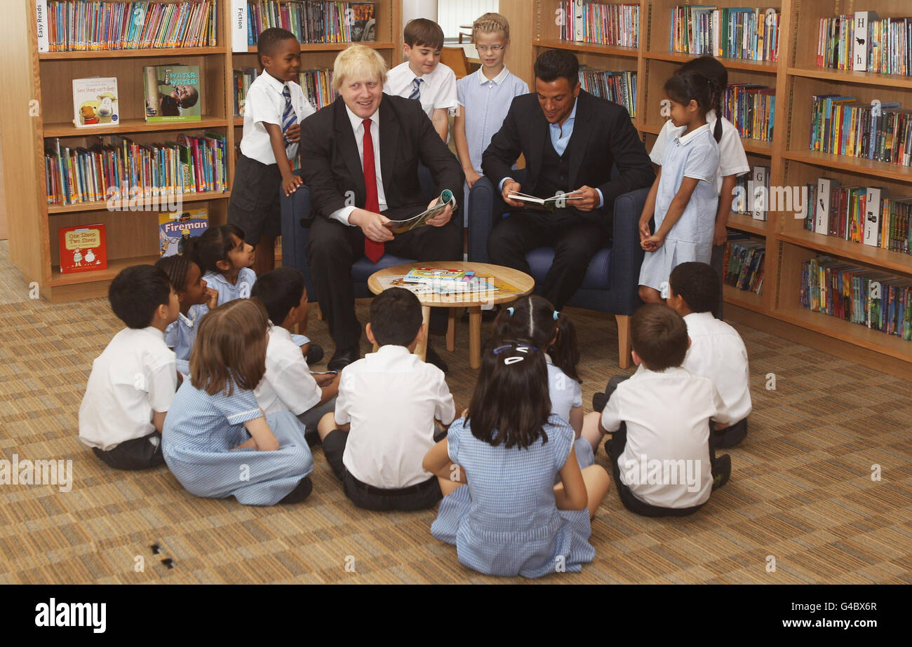 Boris Johnson (links) und Peter Andre lesen vor Kindern in der Botwell Green Library, London, als der Bürgermeister ein neues Lese- und Alphabetisierungsprojekt startet. Stockfoto