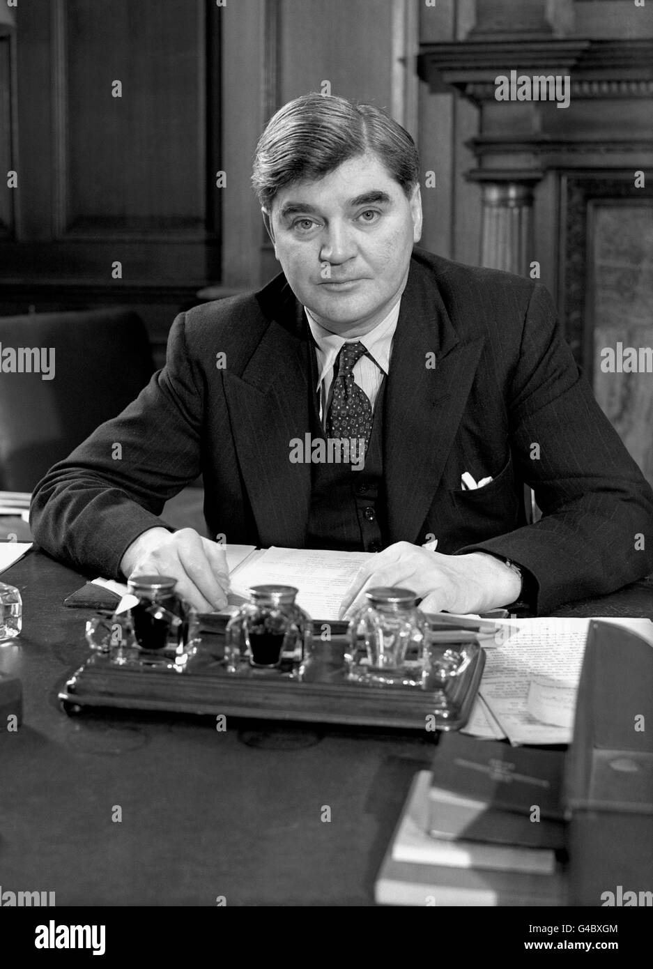 Aneurin Bevan in seinem Büro im Gesundheitsministerium, Whitehall, London. Er leitete die Gründung des Nationalen Gesundheitsdienstes, der allen Briten kostenlose medizinische Versorgung bietet. Stockfoto