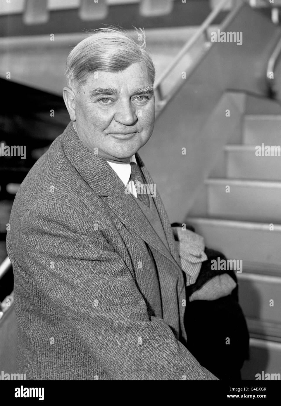 PA NEWS FOTO 4. 6. 59. ANEURIN BEVAN VERLÄSST DEN FLUGHAFEN LONDON HEATHROW NACH KOPENHAGEN, UM EINE KONFERENZ DER SOZIALISTISCHEN FÜHRER DER WESTLICHEN LÄNDER EUROPAS ZU BESUCHEN Stockfoto