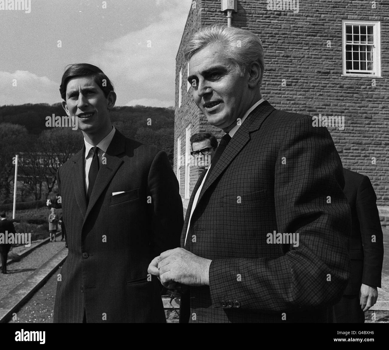 PA NACHRICHT FOTO 20.04.69 PRINCE OF WALES IN DER PANTYCELYN HALL DES WOHNSITZES AM UNIVERSITY COLLEGE OF WALES, ABERYSTWYTH MIT DR. EDWARD ELLIS WARDEN PANTYCELYN HALLE. Stockfoto