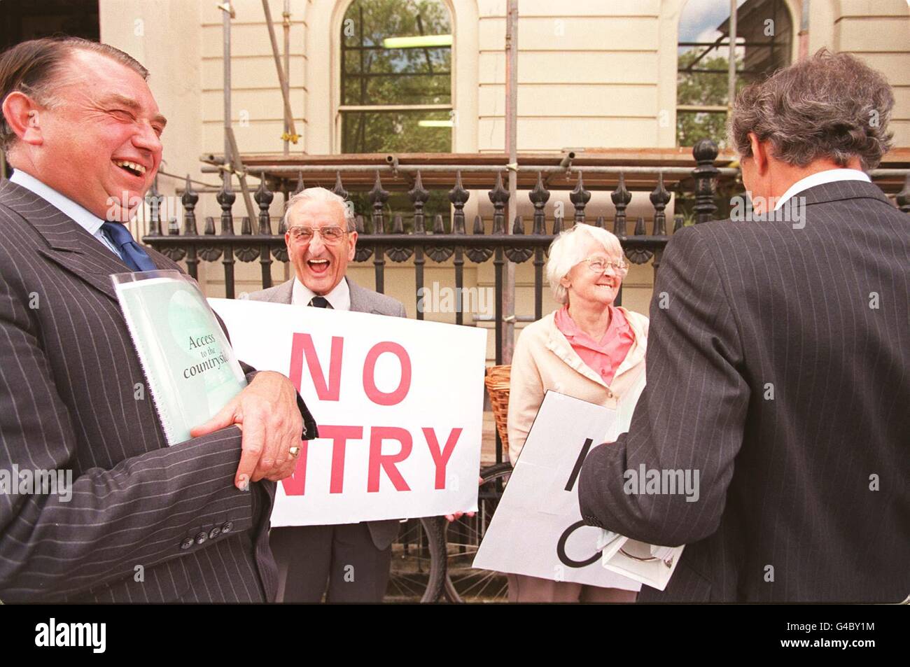 Ian MacNicol (links), Präsident der Country Landowners Association, und Chefberater Nick Way (rechts), vor dem Hauptquartier der Country Landowners Association, wo der ehemalige Panzerabwehrkanonner John Bunting, 80, aus Sheffield und seine Frau Irene für die Freiheit demonstrierten, über Großbritanniens offene Landschaft zu wandern. Siehe PA Story POLITIK Roaming. Foto von Rebecca Naden. Stockfoto