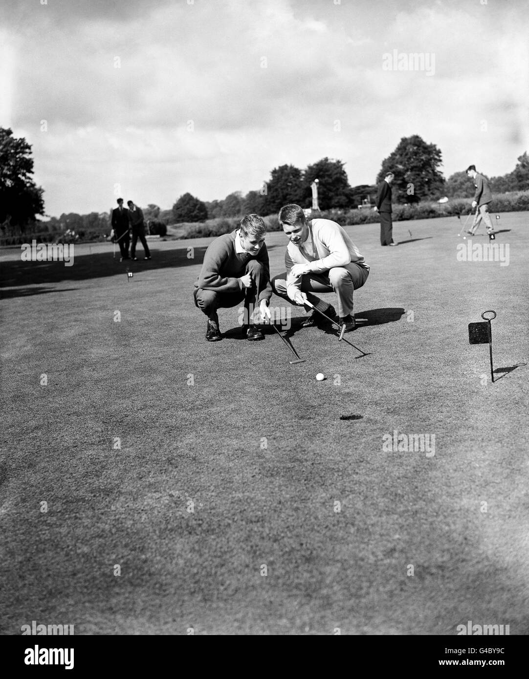 Golf - Boys International Golf - England und Schottland / Kontinent Europa - Royal Mid-Surrey Golf Course, Richmond. Lars Bjork, links, und Johan Johncke aus Schweden, üben vor dem Spiel auf dem Putting Green. Stockfoto