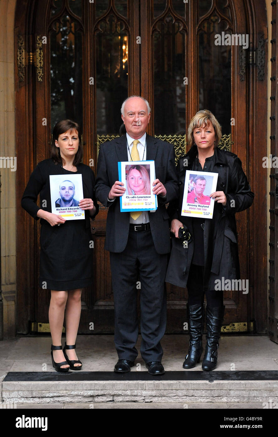 (Von links nach rechts) Rachel Elias, Schwester des vermissten Manic Street Preachers Gitarristen Richey Edwards, Peter Lawrence, Vater der vermissten Claudia Lawrence und Jacqui Hoyland, Frau des vermissten Jeremy Hoyland, halten Plakate ihrer vermissten Angehörigen vor dem Houses of Parliament, London, Bevor sie bei der ersten parlamentarischen Untersuchung des Vereinigten Königreichs über die Rechte von Familien vermisster Menschen Beweise vorlegen konnten. Stockfoto