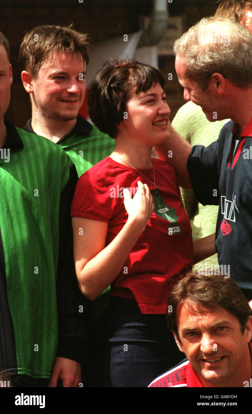 PA NEWS PHOTO 31/5/98 SCHAUSPIELERIN KELLY MACDONALD AUF DEM ARSENAL F.C.'S HIGHBURY GROUND IN LONDON FÜR DAS 'FIFE 98', EIN WOHLTÄTIGER FUSSBALLTURNIER, DER VON DER BRITISCHEN FILMINDUSTRIE ORGANISIERT WURDE, UM DEM APPELL DES LONDONER BÜRGERMEISTERS LORD MAYOR ZU HELFEN Stockfoto