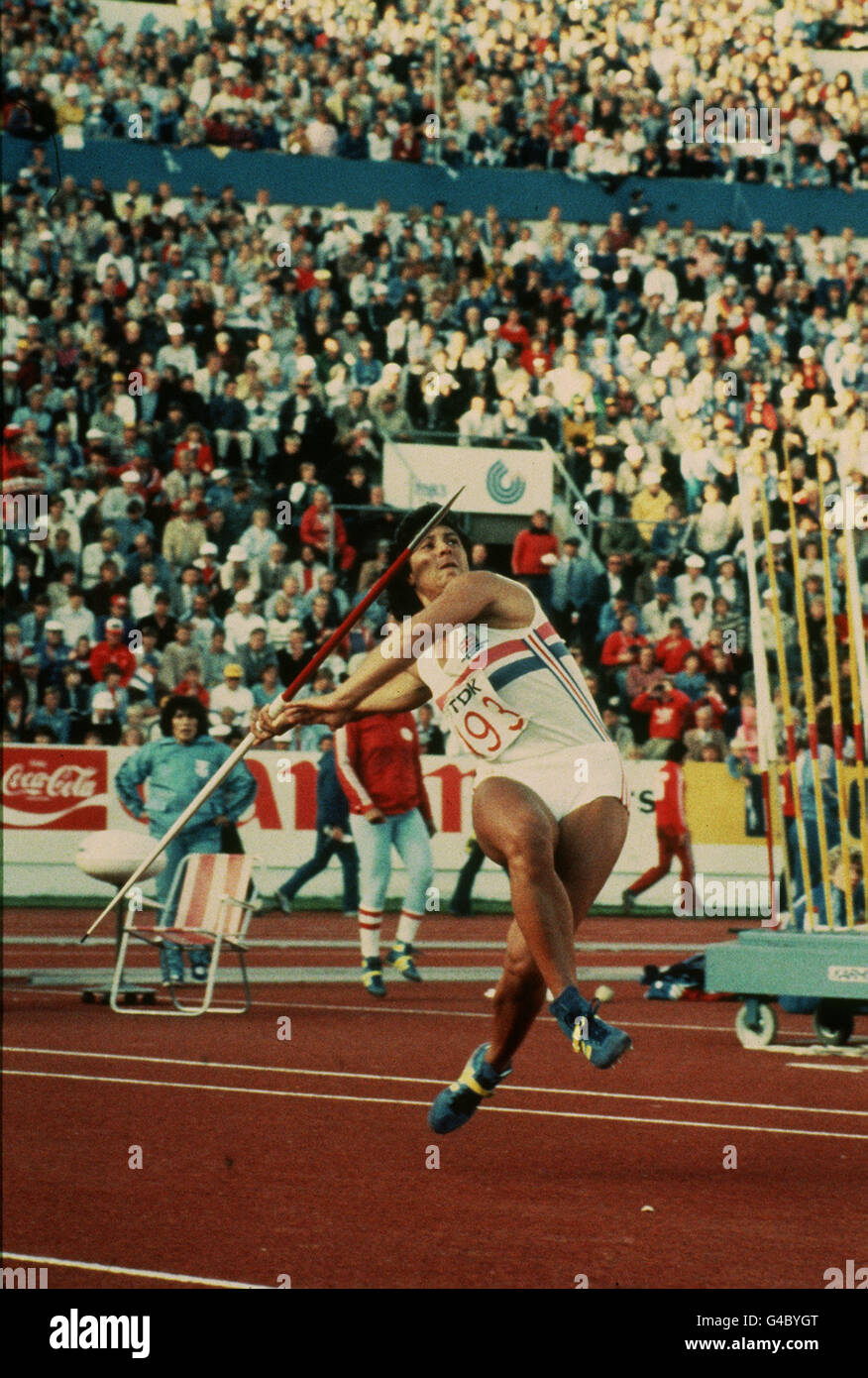 PA NEWS PHOTO AUGUST 1983 BRITAIN'S FATIMA WHITBREAD IM SPEER, FÜR DEN SIE DIE SILBERMEDAILLE MIT IHREM ERSTEN 69.14-METER-WURF BEI DEN ERSTEN LEICHTATHLETIK-WELTMEISTERSCHAFTEN IM OLYMPIASTADION IN HELSINKI GEWANN Stockfoto